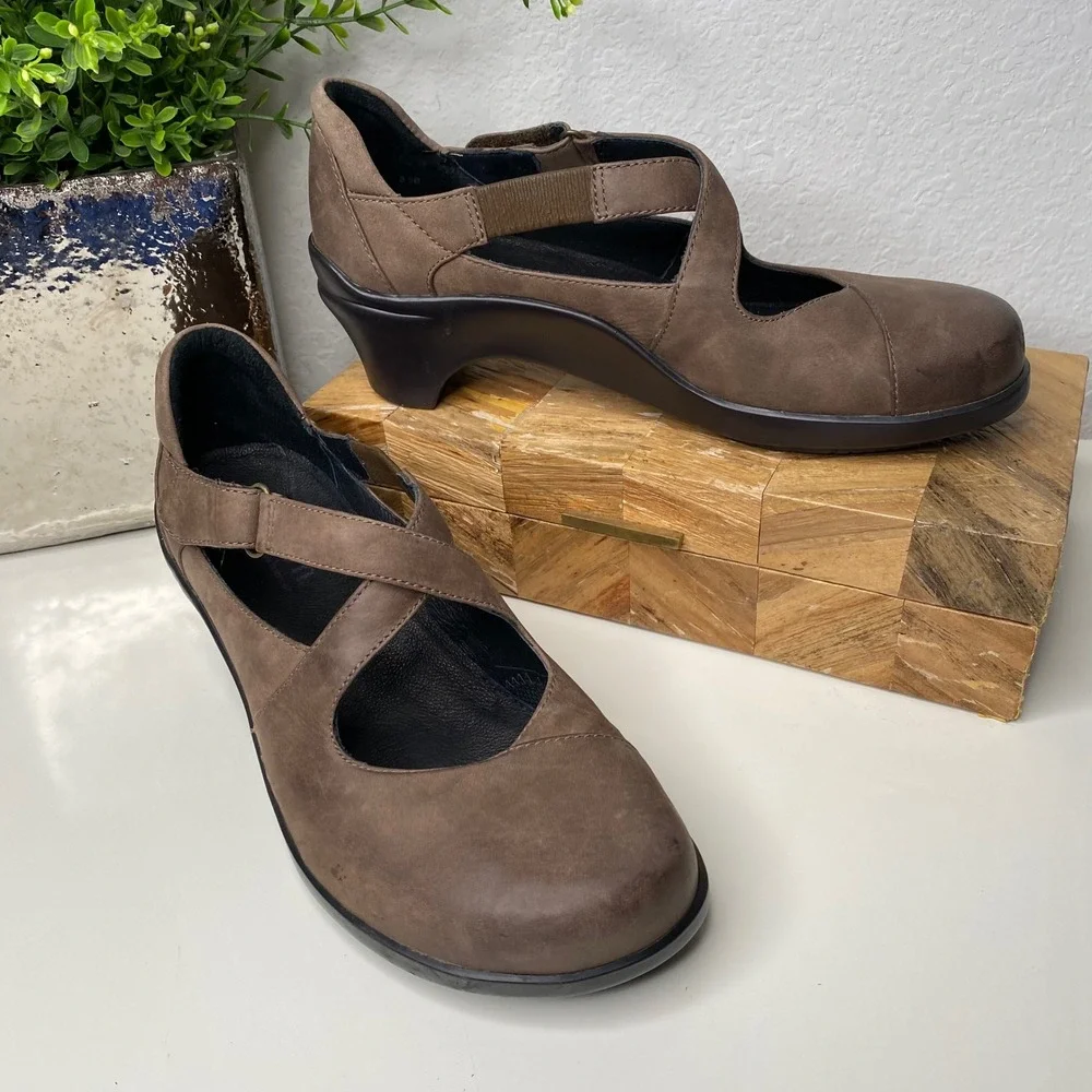 Aravon Mona Slip-on Brown Leather Crisscross Strap Wedge Mary Jane Shoes  SZ 8.5